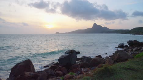 paisaje impresionante de la isla de con daou con costa rocosa durante la hora dorada en vietnam