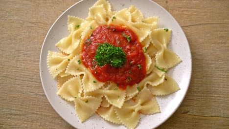 Farfalle-Nudeln-In-Tomatensauce-Mit-Petersilie---Italienische-Küche