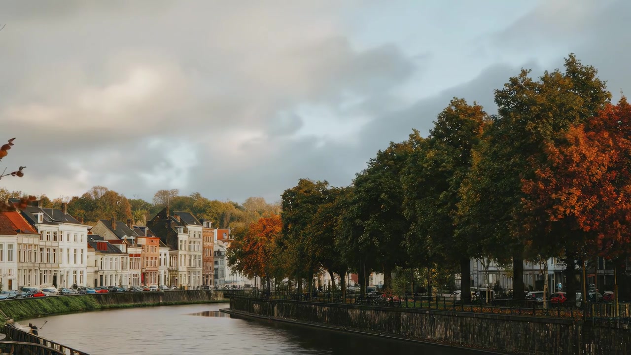 Vista Panoramica di un Canale e Edifici Storici in Autunno