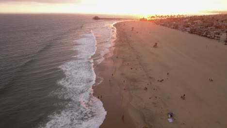 Un-Vuelo-Sobre-Una-Playa-Del-Sur-De-California-Al-Atardecer