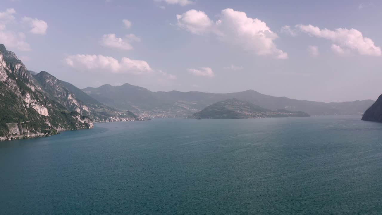 이세오 호수의 놀라운 공중 전망, 로베레, 베르가모, 이탈리아 근처의 보그만