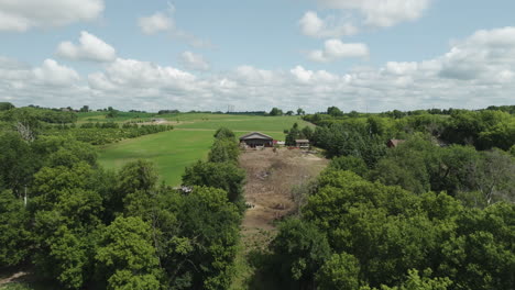 Ruhiger,-Abgelegener-Lebensstil-–-Uriges-Bauernhaus,-Versteckt-Irgendwo-In-Minnesota