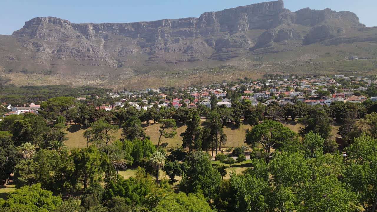 테이블 마운틴, 케이프 타운, 남아프리카 공화국의 기슭에 있는 나무 뒤에 숨어 있는 교외 지역의 공중 전망