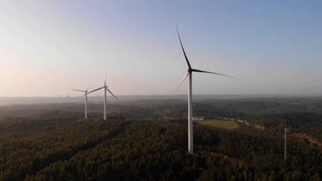 Luftaufnahme-Einer-Windkraftanlage,-Die-Sich-Der-Turbine-Nähert