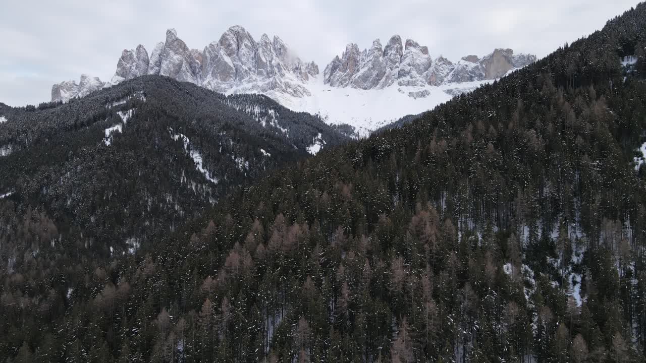 drone cinematográfico al atardecer filmado en los dolomitas, st