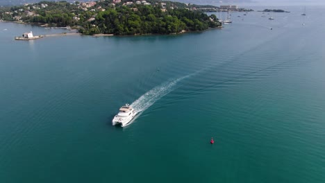 Pase-De-Barco-En-La-Bahía-De-Komeno-En-Corfú-Grecia-Vista-Aérea-De-Drones-En-Verano