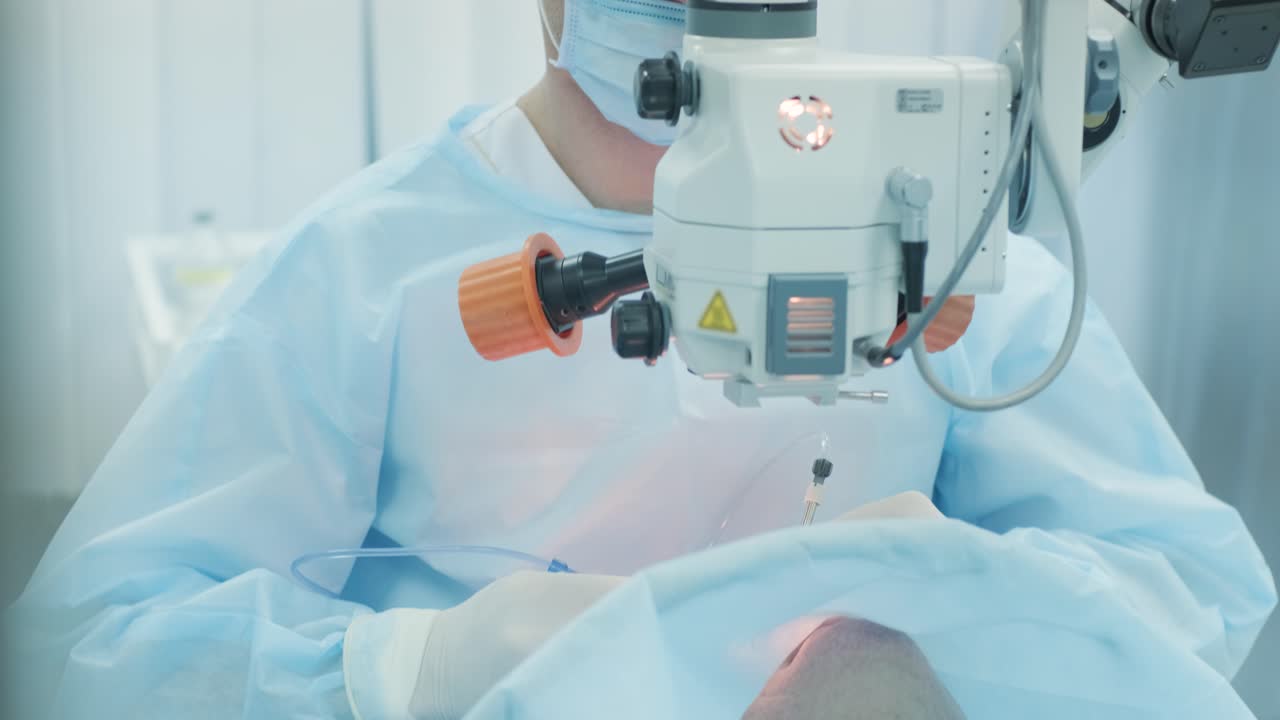 수술실에서 여성 환자의 눈을 현미경으로 바라보는 외과 의사, 눈 수술 과정에서 현미경을 사용하는 의사, 백내장 치료 및 다이오프터 교정.