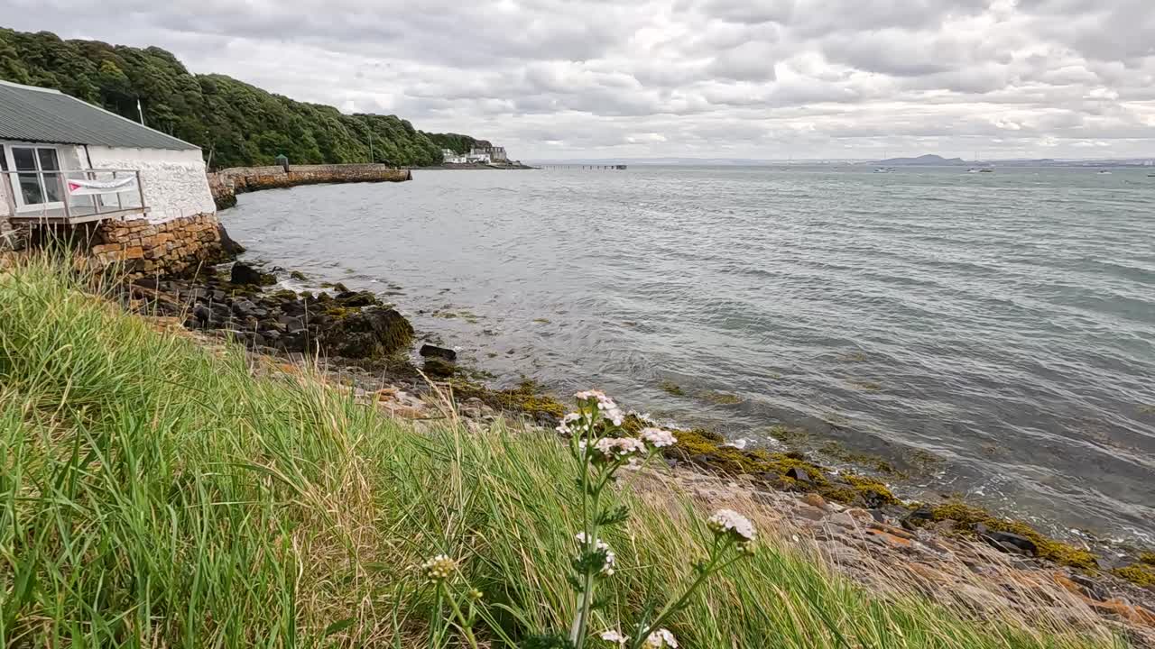 항구와 건물이 있는 해안 풍경