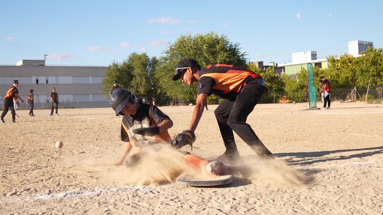 Baseballspiller glider ind på base under en træningskamp
