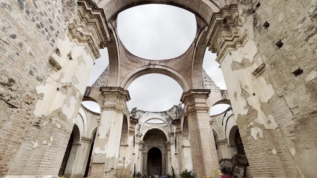 hermosas ruinas de la catedral en guatemala que muestran intrincados arcos de ladrillo y paredes envejecidas, un testamento de la arquitectura colonial.