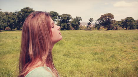 Bonita-Rubia-Relajándose-En-El-Parque