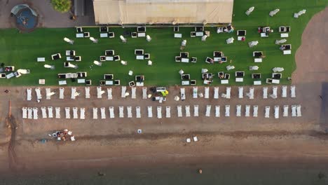 playa vacía organizada con camas de playa, sombra en el desierto con coral bajo el agua y muelle para nadadores en el mar rojo, eilat, antena de israel