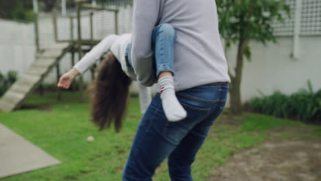 una niña pequeña fe en su padre en insondable