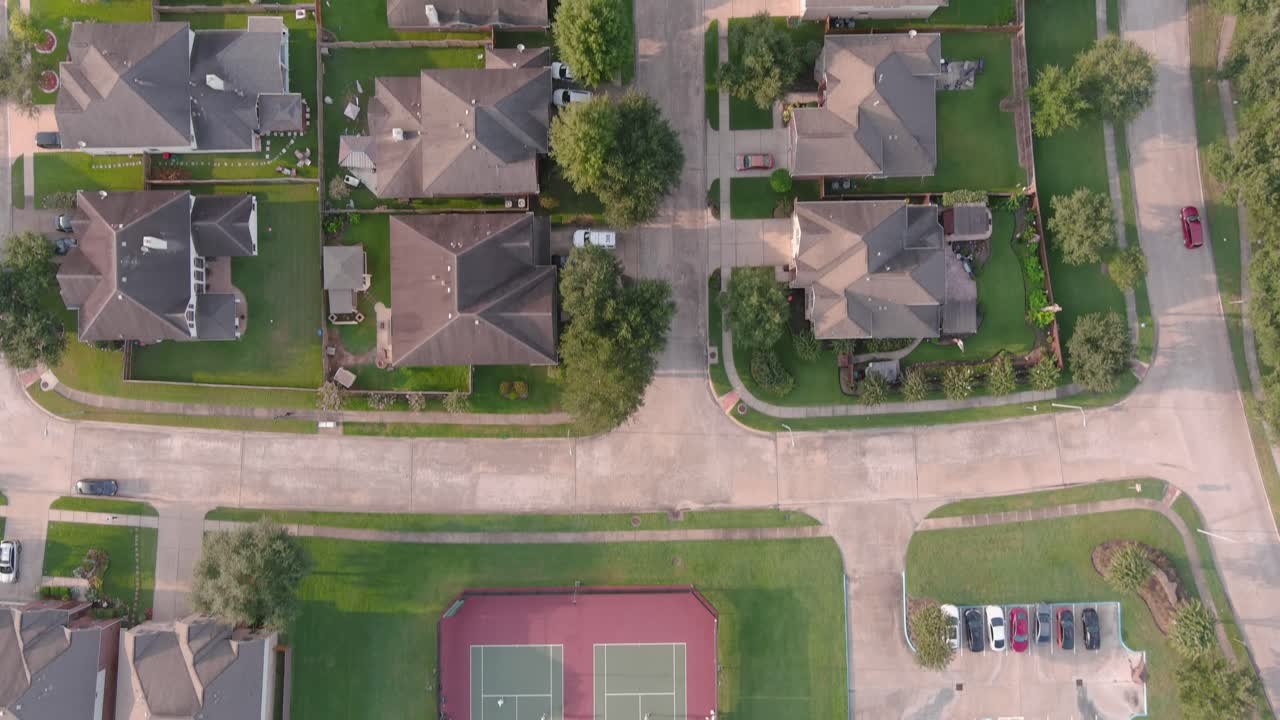 vista de pájaro de casas suburbanas en las afueras de houston, texas
