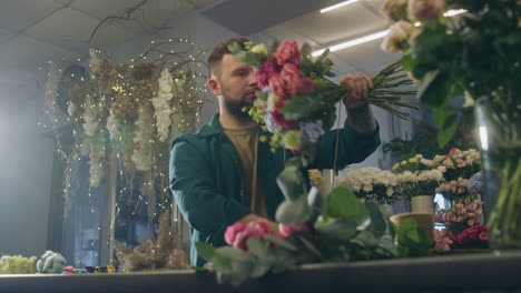 el empresario florista ata un ramo de flores frescas