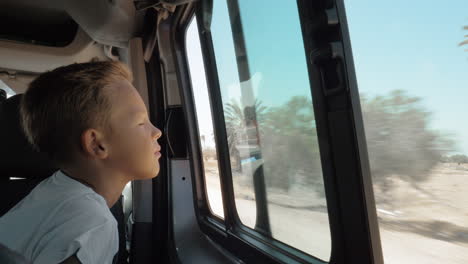 viento soplando en la cara del niño durante el viaje en coche