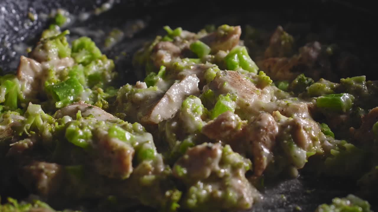 스파게티 파스타를 위해 닭가슴살과 브로콜리를 곁들인 크리미한 치즈 소스를 저어줍니다.