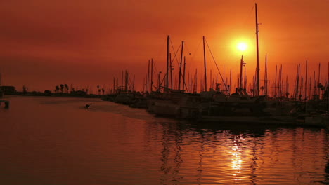 Ein-Hafen-Reflektiert-Sonnenlicht-Während-Der-Goldenen-Stunde-Im-Zeitraffer-1