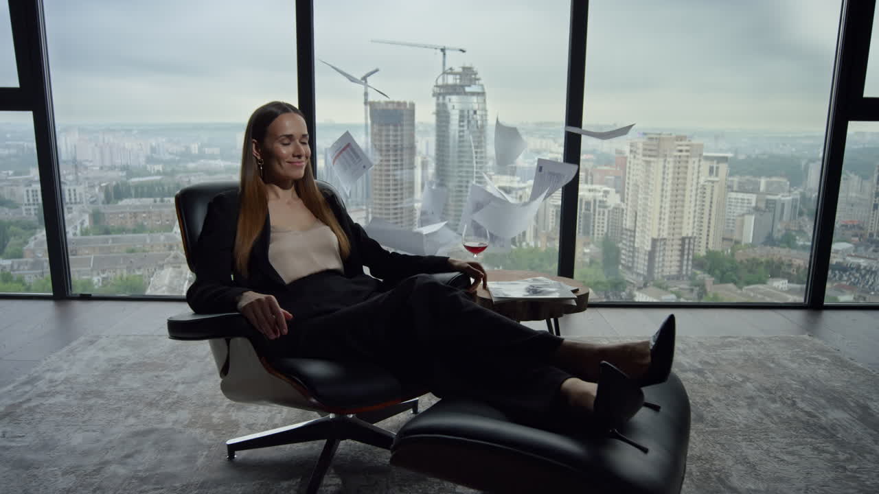 gerente jogando papéis no escritório