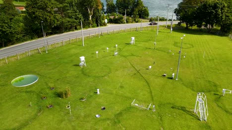 Borucino-Wettermeteostationen-An-Land-Zur-Messung-Von-Klimainformationen-Aus-Wind-Und-Boden---Luftaufnahme-Polen