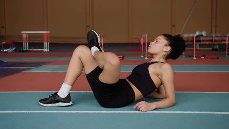 el atleta sonriente se calienta