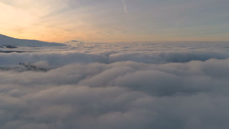 über-Den-Wolken-In-Sonnenuntergangsfarben