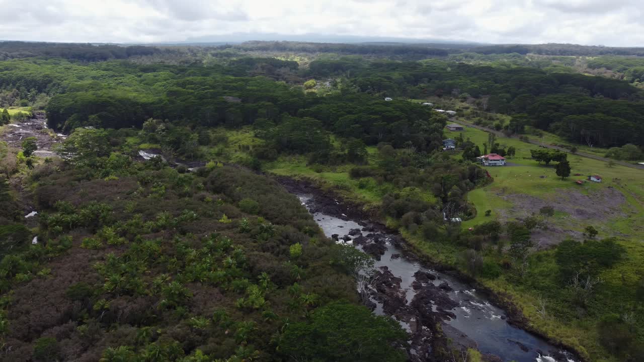 toma de drones cinematográficos de 4k en el sentido de las agujas del reloj de un río que fluye a través de una jungla tropical cerca de hilo en la isla grande de hawaii