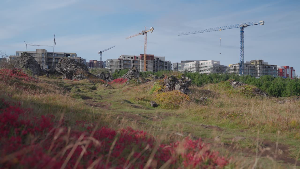 un nuevo vecindario se levanta en la brisa de otoño