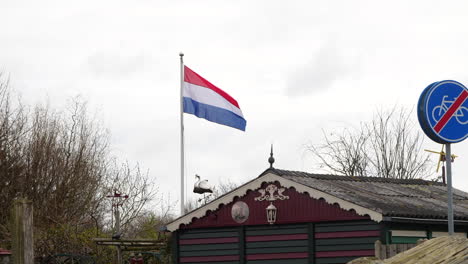 Niederländische-Flagge-Weht-Im-Wind