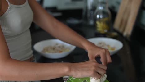preparando una ensalada de pollo
