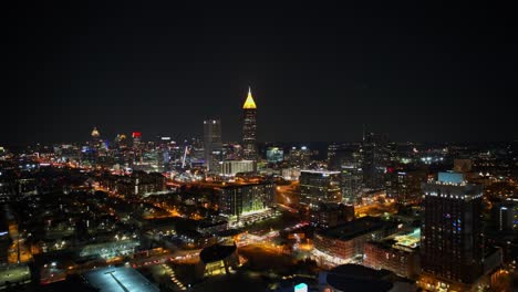 Ein-Atemberaubender-Hyperlapse,-Der-Die-Weitläufige-Schönheit-Der-Innenstadt-Von-Atlanta-Aus-Der-Luftperspektive-Einfängt