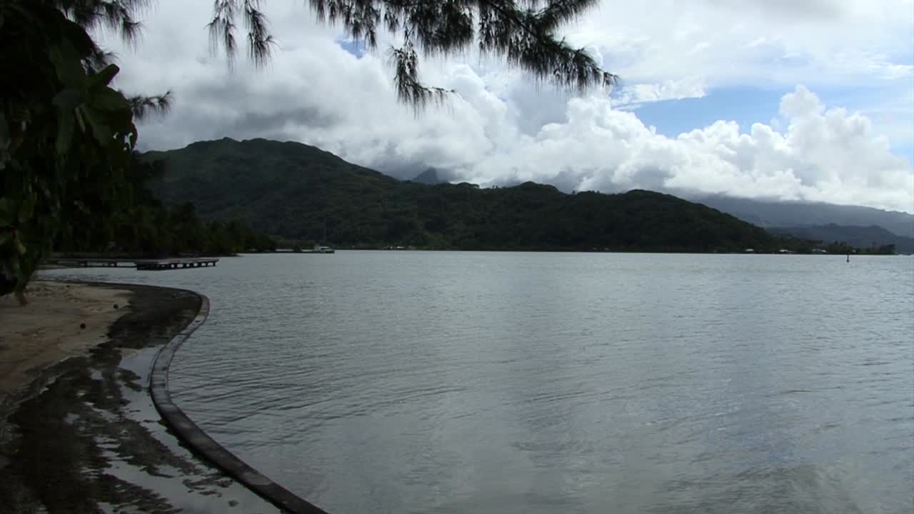 Raiatea adası kıyısı bulutlu bir günde
