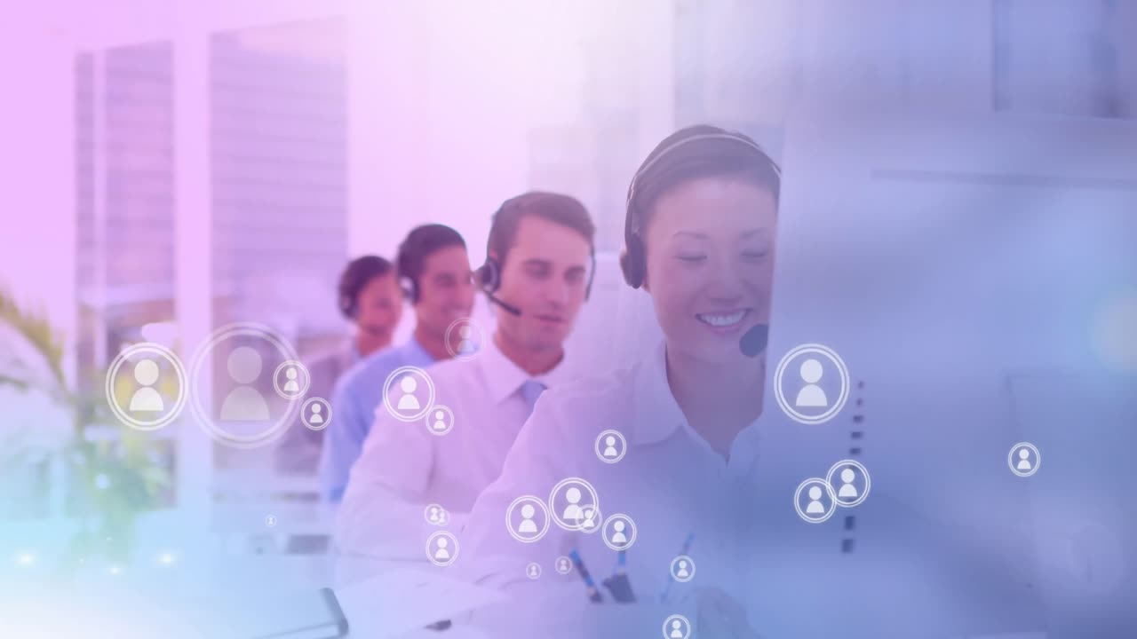 animación de la red de iconos de personas digitales sobre un equipo de colegas con auriculares de teléfono en la oficina