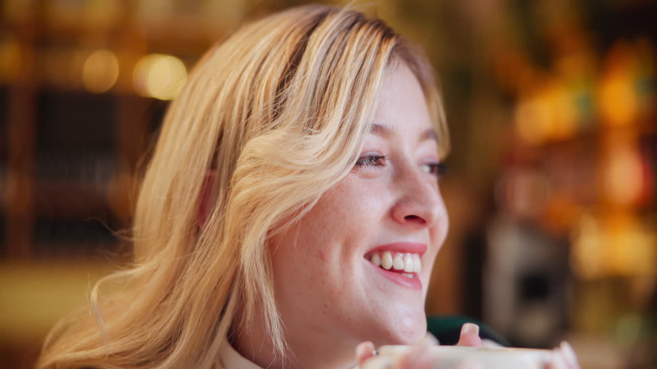 une femme buvant du café dans un café