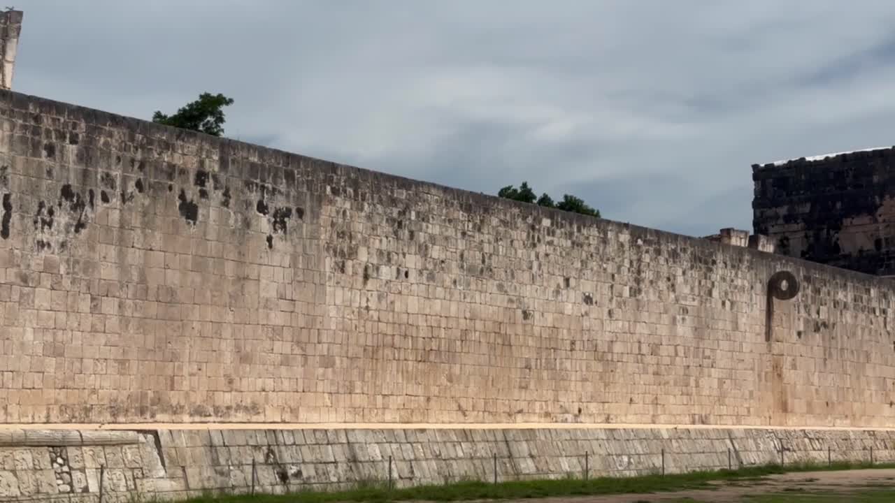 Ripresa ravvicinata panoramica a mano libera del muro del campo nel Grande Campo da Gioco della Palla Maya a Chichen Itza, Messico. 4K