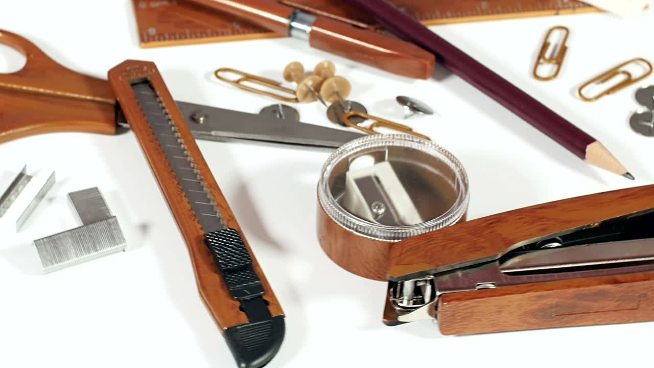 artículos de papelería en la mesa