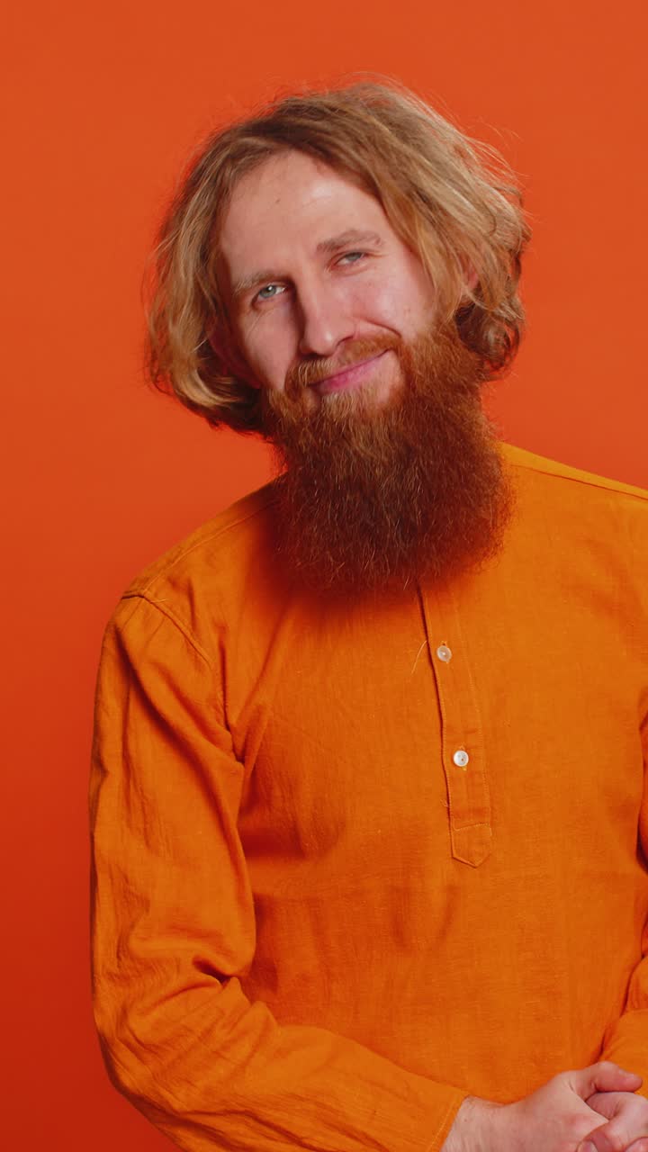 hombre caucásico extendiendo la mano a la cámara ofreciendo un apretón de manos saludando invitación de bienvenida