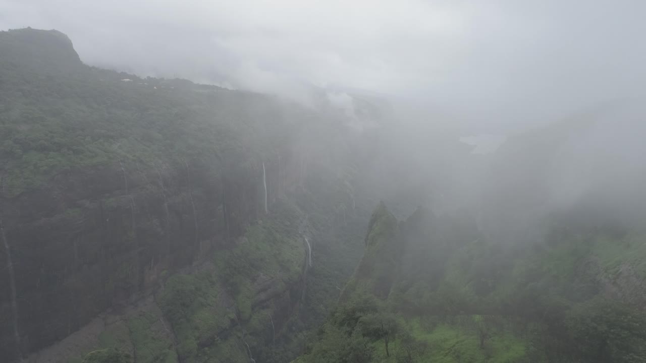 una vista aérea cinematográfica de drones de una exuberante selva tropical en las colinas de los ghats occidentales en el bosque andharban de la región de pimpir en maharashtra, un popular destino de senderismo para los turistas locales