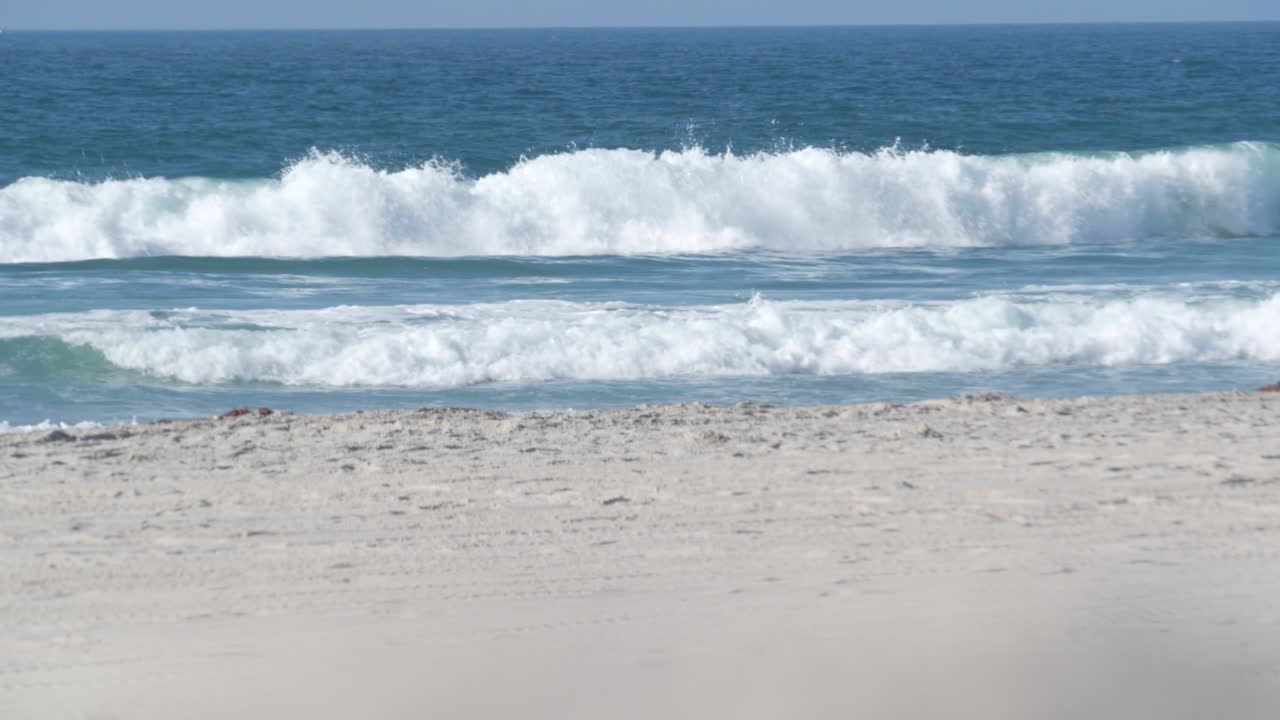 커다란 파란 바다 파도가 미국 캘리포니아 태평양 연안 해변에 부히고 있다.