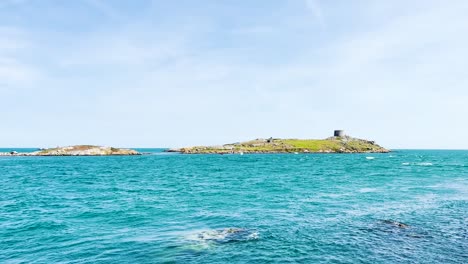 Dalkey-Island-Mit-Kirchenruine-Und-Martello-Turm-An-Einem-Schönen-Sonnigen-Tag