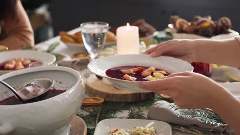 Nahaufnahme-Einer-Familie,-Die-Die-Weihnachtssuppe-Teilt