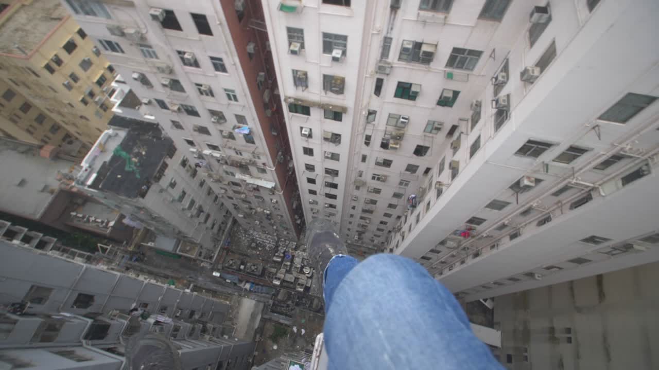 마천루의 가장자리를 내려다보고