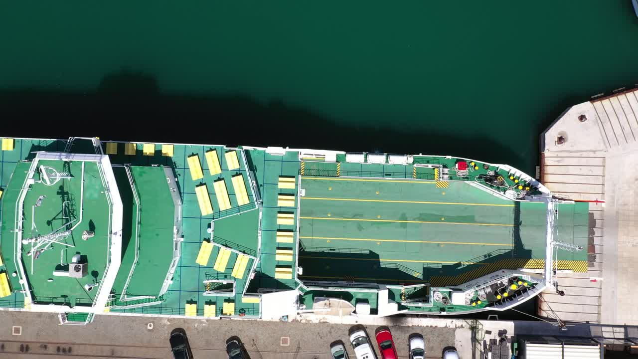 크로아티아 플로체 항구에 정박한 벌크선