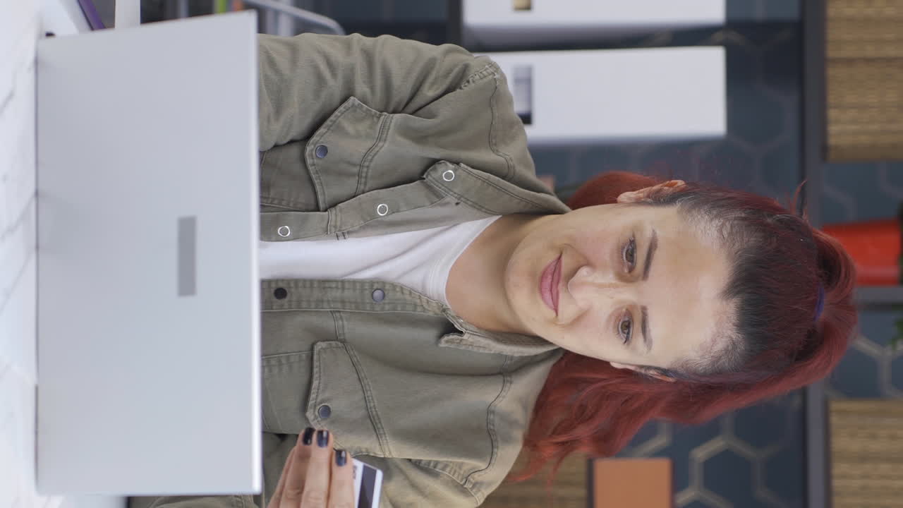video vertical de una mujer de negocios haciendo compras en línea.