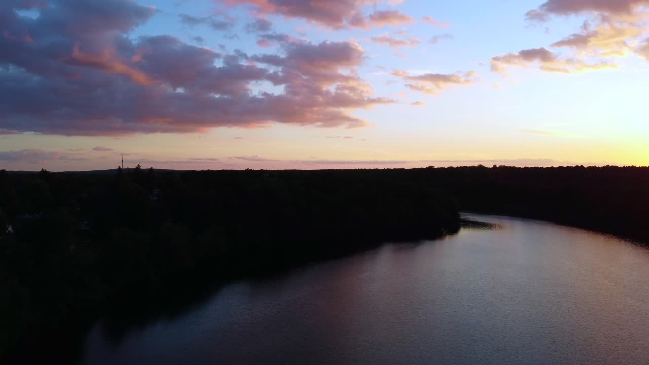 Dense german deciduous forest by the lake
Gorgeous aerial view flight boom slider drone footage of lake schlachtensee Berlin, golden summer sunset 2022