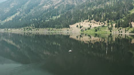 Antenne,-Kleines-Motorboot,-Das-Auf-Dem-Erdbebensee-In-Montana-Segelt