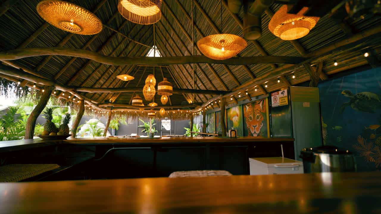 Bar tropicale accogliente con tetto in paglia e illuminazione calda