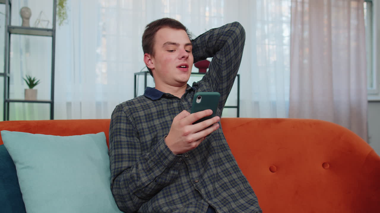 성인 남자의 초상화 스마트폰 사용 나쁜 소식, 재산 손실, 실패, 복권 결과에 놀랐다