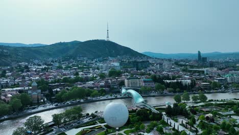 Toma-De-Drones-Para-El-Viejo-Tbilisi-Con-Puente-De-Paz-Y-Teleférico-Y-En-Un-Clima-Soleado