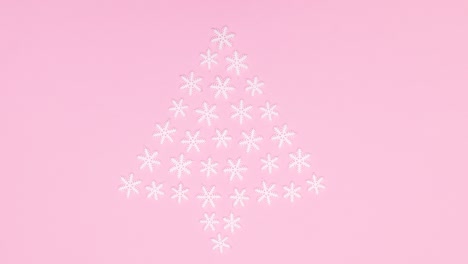 árbol de navidad hecho de copos de nieve en tema rosa pastel. stop motion